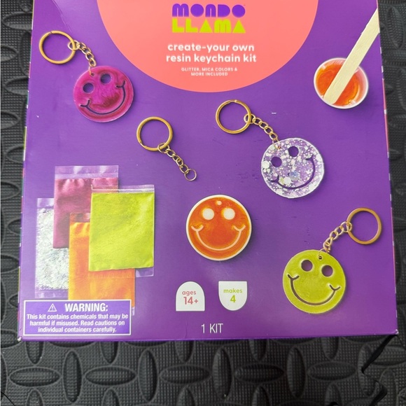 Mondo Llama Resin Keychain Kit - Picture 1 of 2
